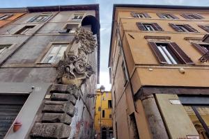 un callejón entre dos edificios en una ciudad en St.Margherita Charming House, en Roma