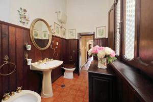 y baño con lavabo, aseo y espejo. en St.Margherita Charming House, en Roma