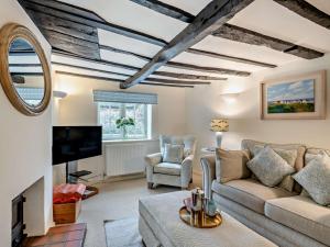 uma sala de estar com um sofá e uma televisão em 2 bed in Little Walsingham KT160 em Little Walsingham