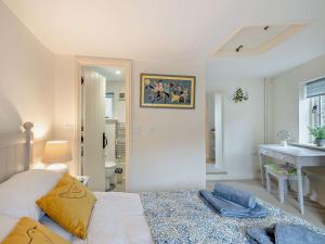 um quarto branco com uma cama e um lavatório em 2 bed in Little Walsingham KT160 em Little Walsingham