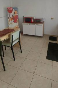 une chambre avec une table, une table et une chaise dans l'établissement casa da Déa, à Mogi das Cruzes