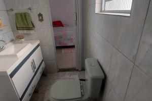 a small bathroom with a toilet and a sink at casa da Déa in Mogi das Cruzes