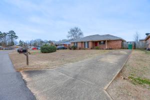 un vialetto di fronte a una casa di Pet-Friendly Millbrook Home with Covered Patio! a Millbrook