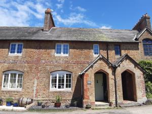 una antigua casa de ladrillo con puerta y ventanas en 2 bed property in Ilminster Somerset 56523, en Ilminster