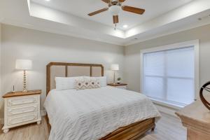 1 dormitorio con 1 cama y ventilador de techo en Dale Hollow Lake Retreat with Hot Tub and Mtn View!, en Celina