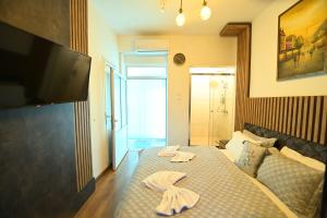 Postel nebo postele na pokoji v ubytování Hotel and Apartments Central City Prishtina