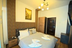 Postel nebo postele na pokoji v ubytování Hotel and Apartments Central City Prishtina