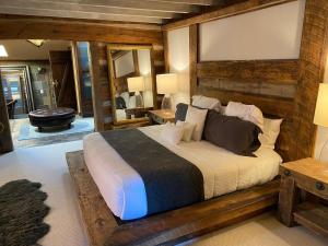 1 dormitorio con 1 cama grande en una habitación en Enchanting Chalet, Covered Parking, King Suite, en Franklin