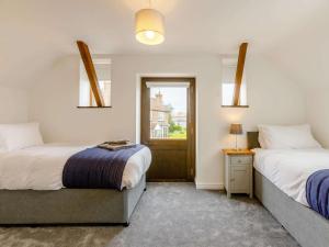 una camera con due letti e una finestra di 2 bed in Eckington 83007 a Eckington
