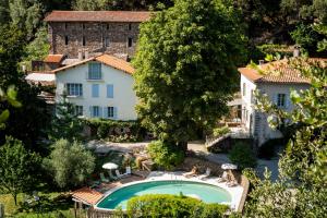 an aerial view of a house and a swimming pool at Gite Le MAGNAN au Clarou in Valleraugue