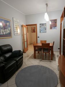 LELLO'S HOUSE في تورينو: غرفة معيشة مع أريكة وطاولة