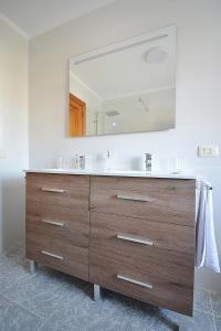 een badkamer met een wastafel en een grote spiegel bij Villa García in Valga