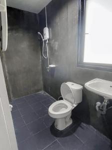 a small bathroom with a toilet and a sink at Taweehome hotel in Phra Nakhon Si Ayutthaya