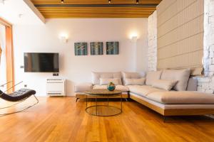 - un salon avec un canapé et une télévision dans l'établissement Casa di Plaka, à Elounda