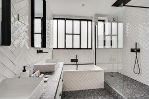 y baño con bañera, lavamanos y ducha. en 178 Suite Cesar - Superb apartment in Paris en París