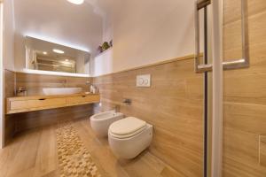 La salle de bains est pourvue de toilettes et d'un lavabo. dans l'établissement Villa Mundis Relais, à Massa Lubrense