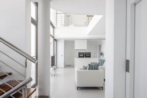 uma sala de estar com um sofá branco e uma cozinha em Buccara Altea Hills Villas em Altea