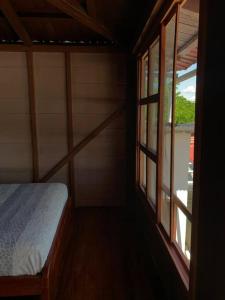 een kleine kamer met een bed en een raam bij Casa en Misahualli - Misahualli HOME in Puerto Misahuallí