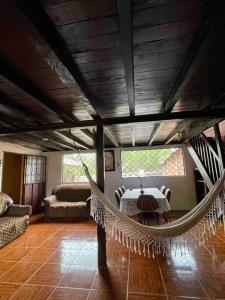 een hangmat in een woonkamer met een tafel bij Casa en Misahualli - Misahualli HOME in Puerto Misahuallí