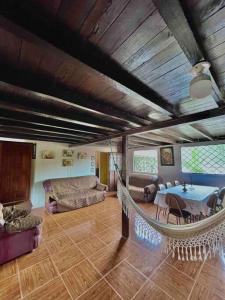 una sala de estar con una hamaca en el centro de una habitación en Casa en Misahualli - Misahualli HOME, en Puerto Misahuallí