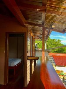 un porche de una casa con una cama. en Casa en Misahualli - Misahualli HOME, en Puerto Misahuallí