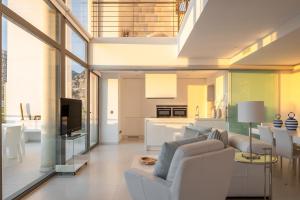 sala de estar con sofá blanco y TV en Buccara Altea Hills Villas, en Altea