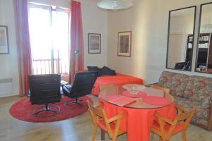 ein Wohnzimmer mit einem Tisch, Stühlen und einem Sofa in der Unterkunft Rêve d' Ocean Résidence Eskualduna b appt 113 in Hendaye