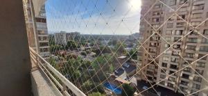 een uitzicht op de stad vanaf twee hoge gebouwen bij Departamento Salesianos in Santiago