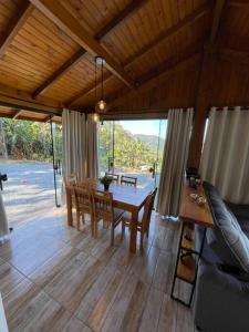 a dining room with a table and chairs in a house at Recanto Nascer do Sol in Aguas Mornas