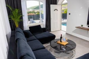 sala de estar con sofá azul y mesa de cristal en Villa Nono en Dubrovnik