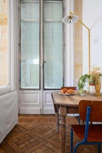a room with a table with a plate of food on it at Appartement gare Saint jean in Bordeaux