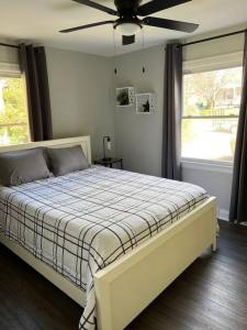 En eller flere senge i et værelse på Newly renovated cute 3 bedroom 2 bath bungalow