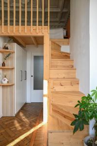 - un escalier dans une maison revêtue de parquet dans l'établissement Appartement gare Saint jean, à Bordeaux