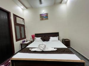 Un dormitorio con una cama con dos cisnes. en Vraj waas en Mathura