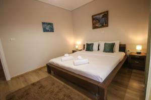 um quarto com uma cama grande com duas toalhas em Johan's Apartment em Tirana