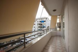uma varanda com vista para um edifício em Johan's Apartment em Tirana