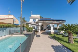 een villa met een zwembad en een huis bij Exquisita Villa Frente al Mar in Sagunto