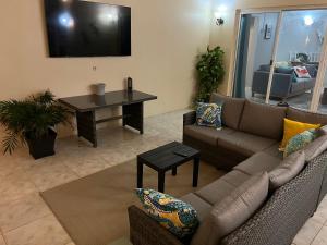 sala de estar con sofá y mesa en La Villas at Pos Chiquito Caribbean Paradise in Aruba en Savaneta