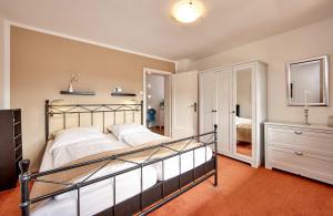 Una cama o camas en una habitación de Apartment Sir George