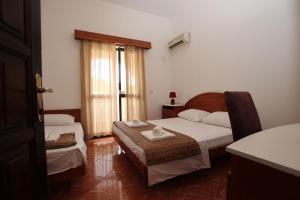 um quarto de hotel com duas camas e uma janela em Magnolia rooms and apartments em Sutomore