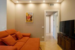 uma sala de estar com um sofá e uma televisão de ecrã plano em ARTpartment - 2 camere - WiFi - Garage em Vallecrosia