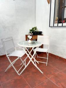 2 chaises, une table, une table et des chaises dans l'établissement La Casita Amarilla en Salta, à Salta