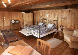 een slaapkamer met een bed in een kamer met houten wanden bij Vogtshof Rottweil 