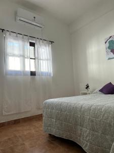 1 dormitorio con cama y ventana en La Casita Amarilla en Salta en Salta