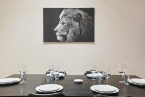 una mesa de comedor con una foto de león en la pared en 189 Suite Nine - Superb apartment in Paris en París
