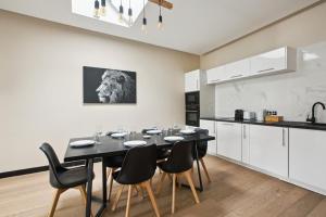 comedor con mesa y sillas en la cocina en 189 Suite Nine - Superb apartment in Paris en París