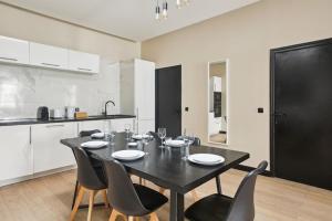 una mesa negra y sillas en una cocina en 189 Suite Nine - Superb apartment in Paris en París