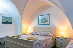 Schlafzimmer mit einem Bett mit gewölbter Decke in der Unterkunft Le Dimore Sul Corso in Gallipoli