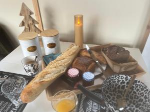una mesa cubierta con una bandeja de pan y bollería en Omer Tiny, en Saint-Omer