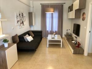 salon z kanapą i stołem w obiekcie Paseo Imperial w mieście Arcos de la Frontera